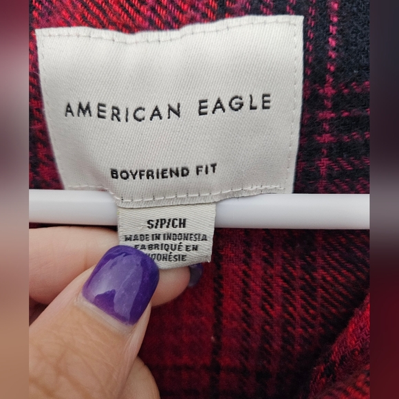 American Eagle small boyfriend fit red and black plaid button down flannel Shirt - Picture 2 of 7